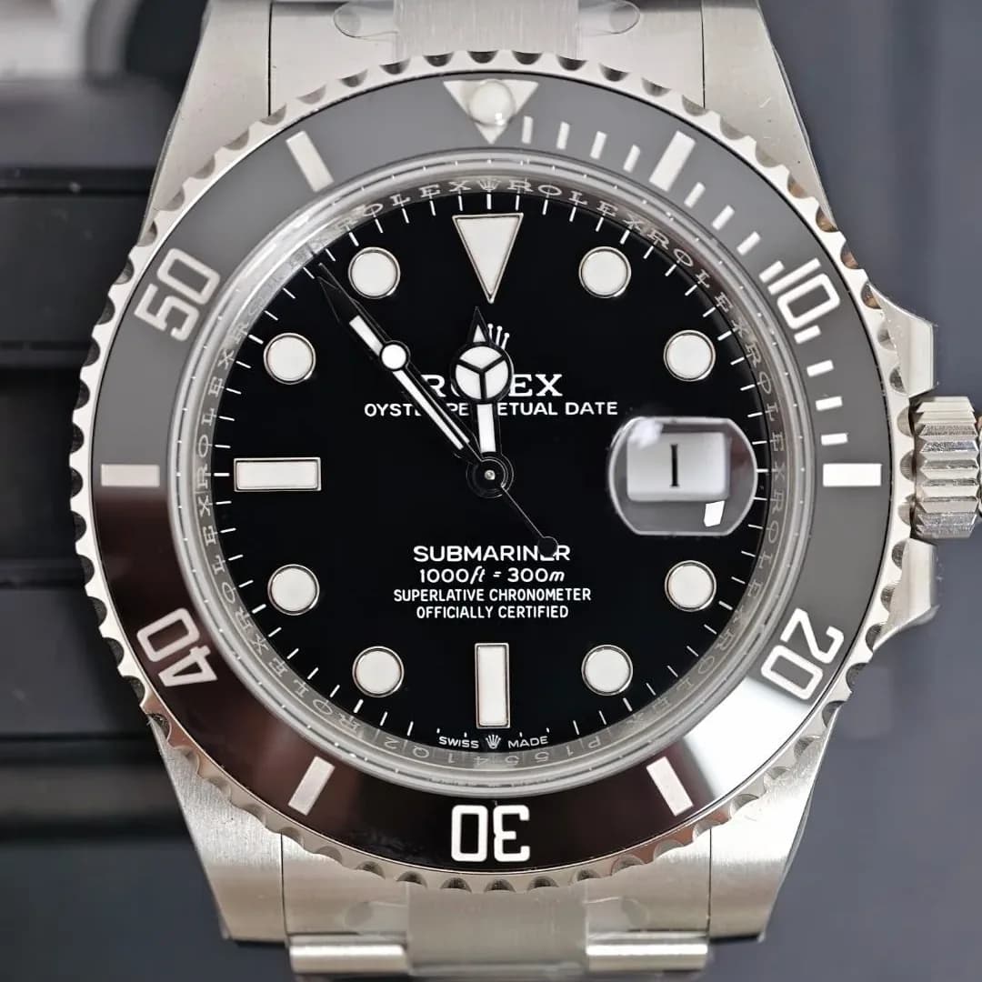 A Submariner photographed from the front, its bezel, crown and bracelet in frame, with the serial P15541Q2 engraved on the rehaut at six o'clock